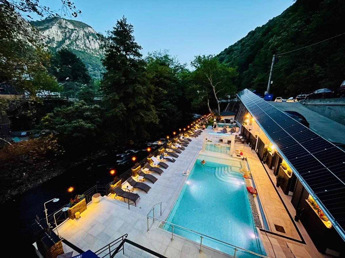 Hotel Holiday Maria Байле Херкулане Екстериор снимка