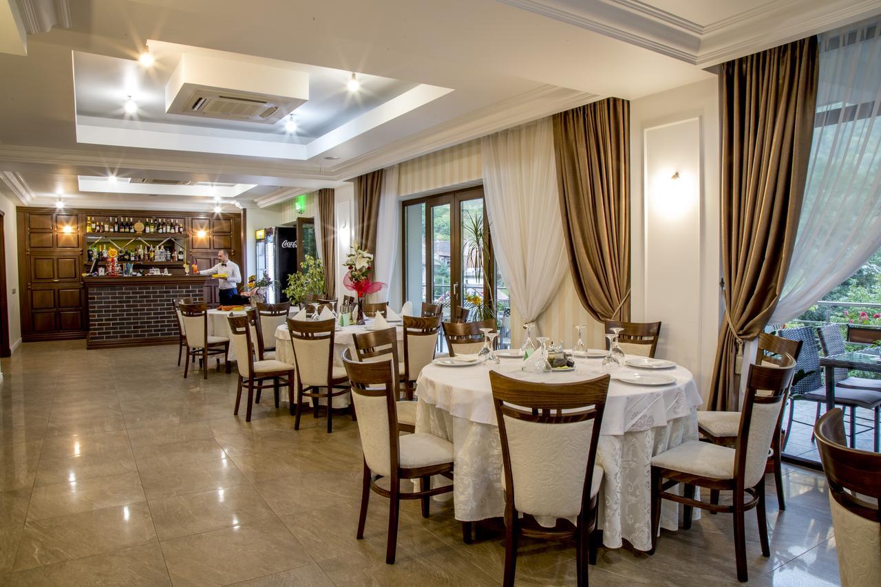 Hotel Holiday Maria Байле Херкулане Екстериор снимка